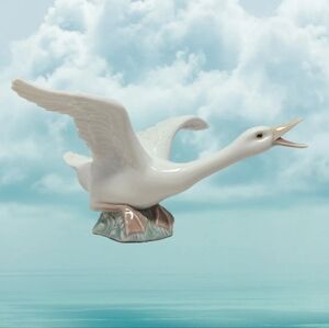 Llardo Porcelain Goose-Duck Taking Flight Glazed White Open Beek Decorative
